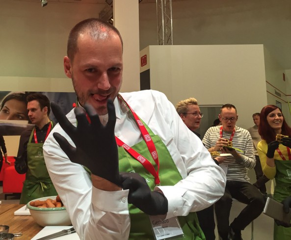 Bild: Gerhard beim Kochen gemeinsam mit Deutsche Bahn und Chefkoch.de