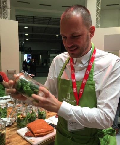 Bild: Gerhard beim Kochen gemeinsam mit Deutsche Bahn und Chefkoch.de