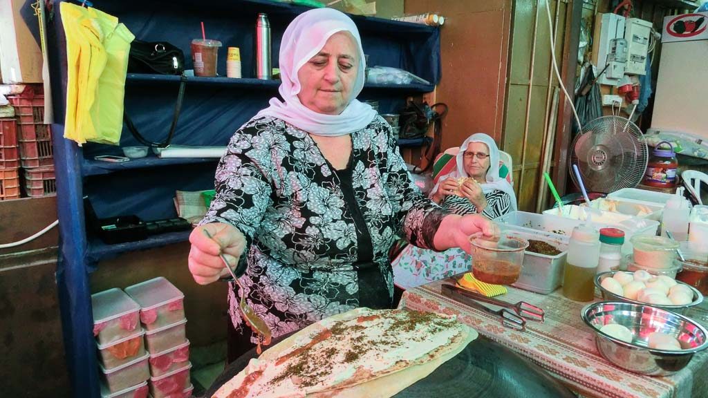 Pita-Brot mit Füllung am Carmel Markt