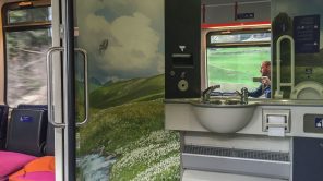 Designtoilette mit Berglandschaft in einem ÖBB-Zug