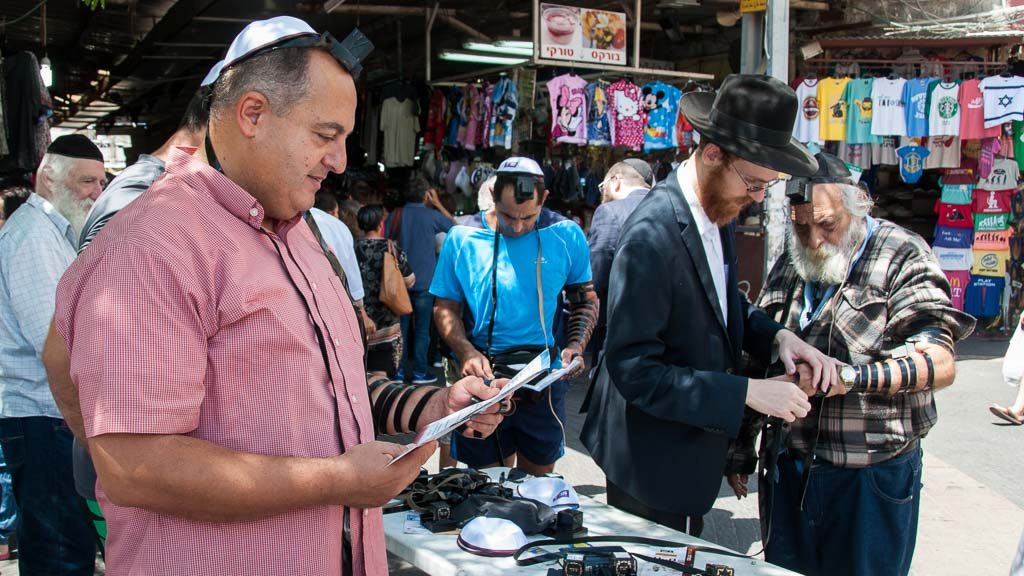 Lubawitscher mit Stand in Tel Aviv am Davidsplatz