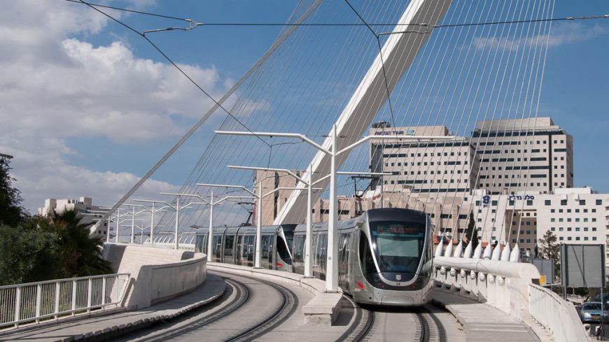 Calatrava Brücke in Jerusalem mit Alstom Citadis 302 Tram