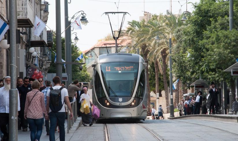 Alstom Citadis 302 Tram der Stadtbahn Jerusalem bei der der Station City Hall