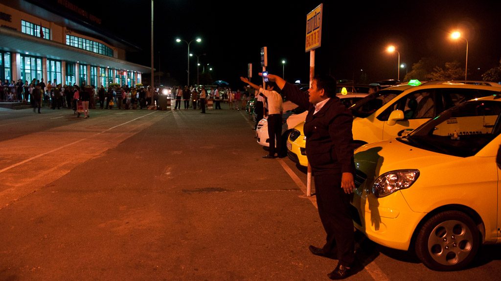 Taxis am Flughafen Hue in Vietnam