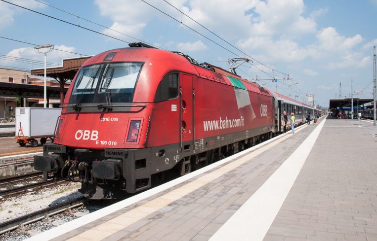 DB-ÖBB EuroCity Zug nach Rimini in Verona Porta Nuova