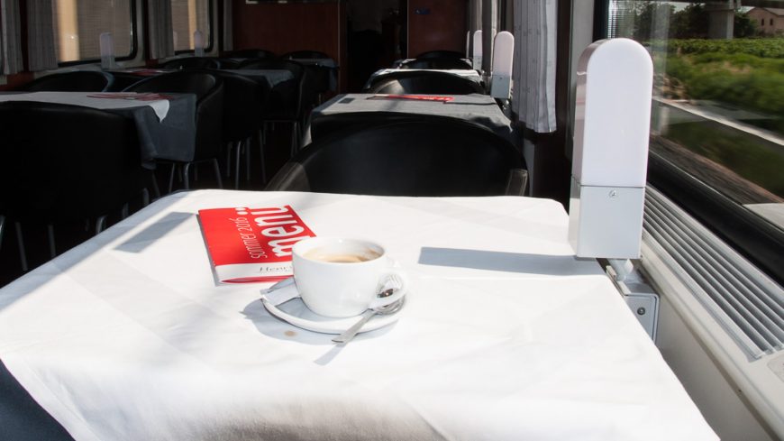 Kaffee im Zugrestaurant der ÖBB