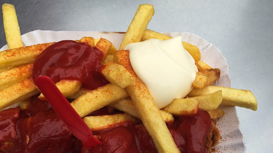 Currywurst mit Pommes