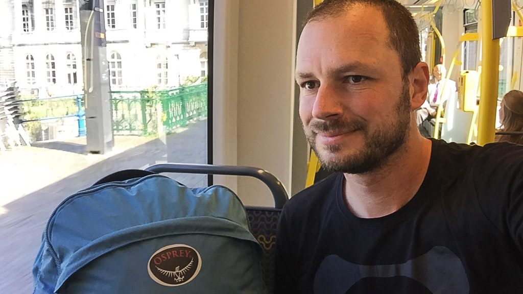 Osprey Rucksack während der Reise durch Belgien