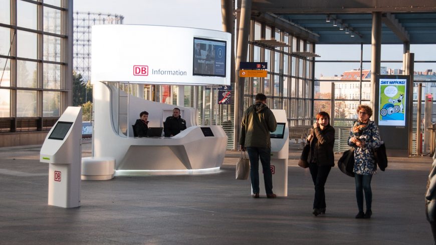 Berlin Südkreuz mit Information der Deutschen Bahn