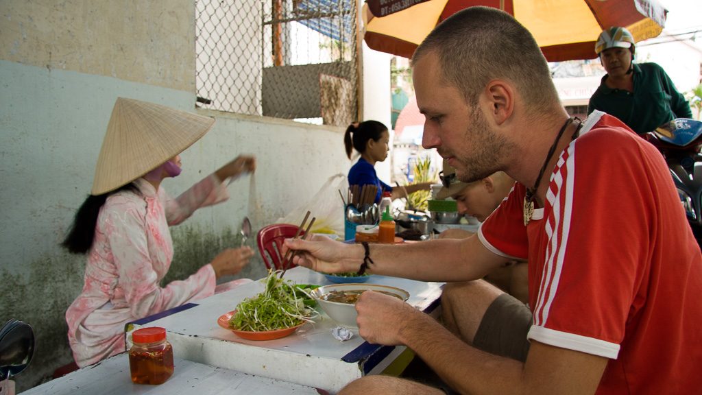 Gerhard Liebenberger isst Pho in Vietnam