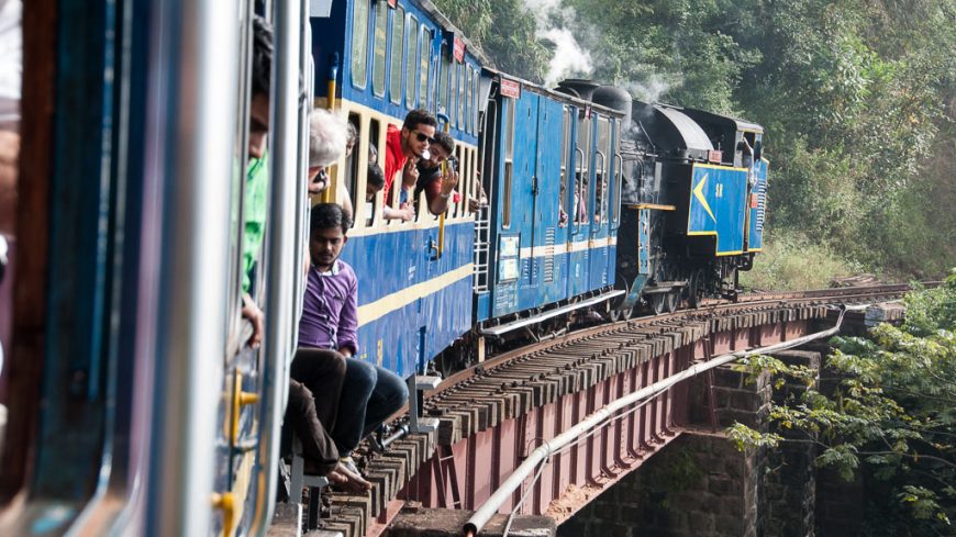 Nilgiri Mountain Railway auf einer Brücke