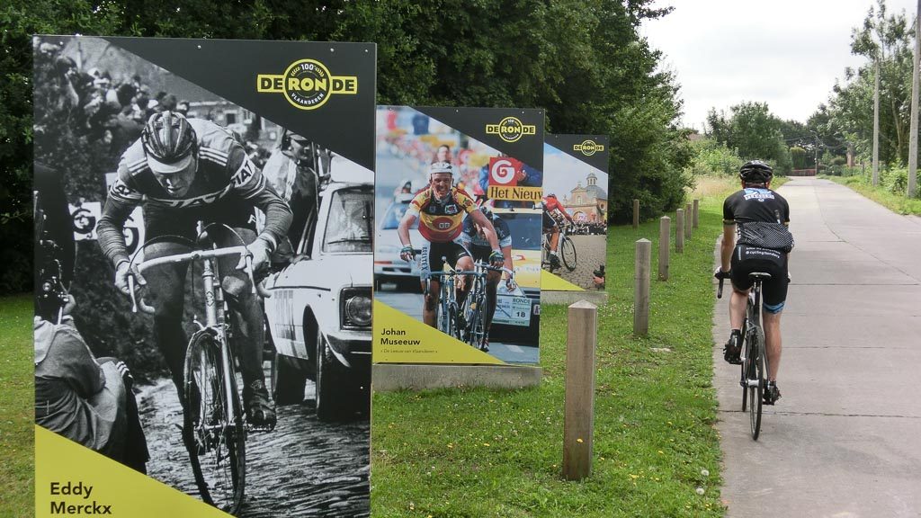 Ronde Van Vlaanderenstraat Eddy Merckx und John Museeuw auf Plakaten