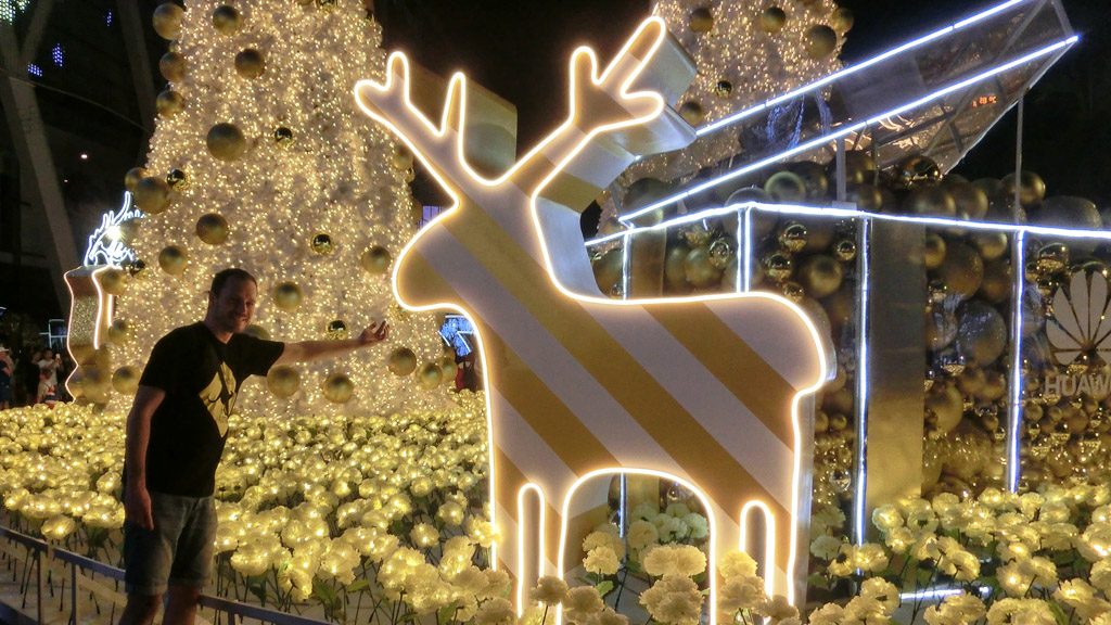 Andersreisender in Weihnachtsstimmung vor der Central World Bangkok