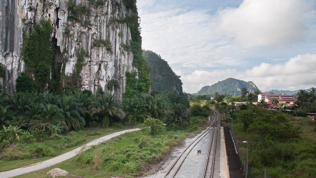 Dschungel-Eisenbahn in Malaysia bei Gua Musang