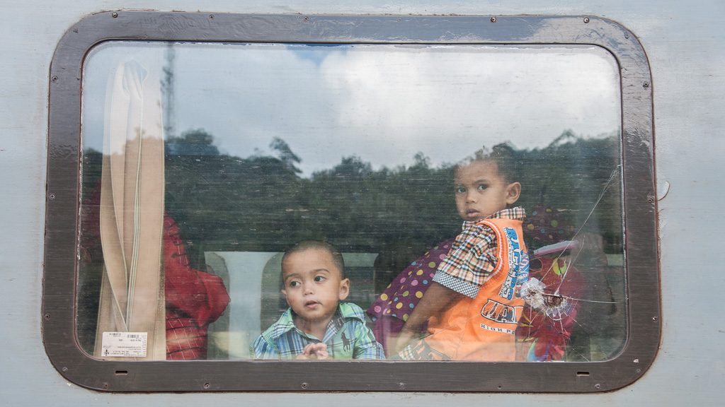 Kinder im Zug in Malaysia