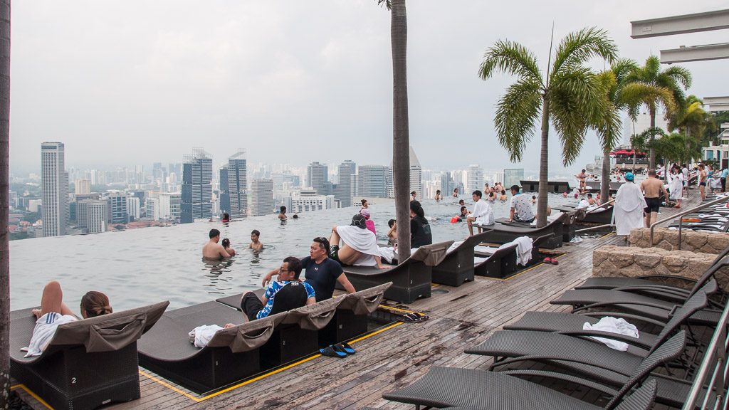 Swimmingpool auf der Dachterrasse im Marina Bay Sands Hotel