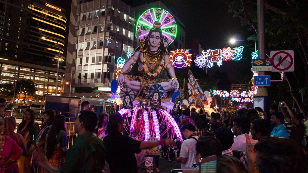 Thaipusam in Singapur in der Serangoon Road (Little India) bei Nacht