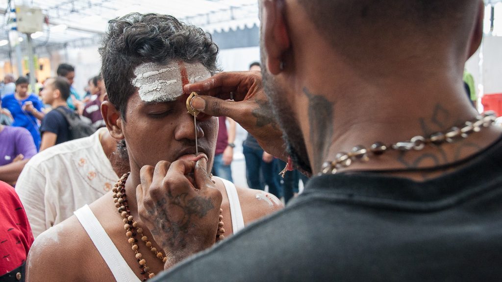Piercing für Thaipusam in Singapur