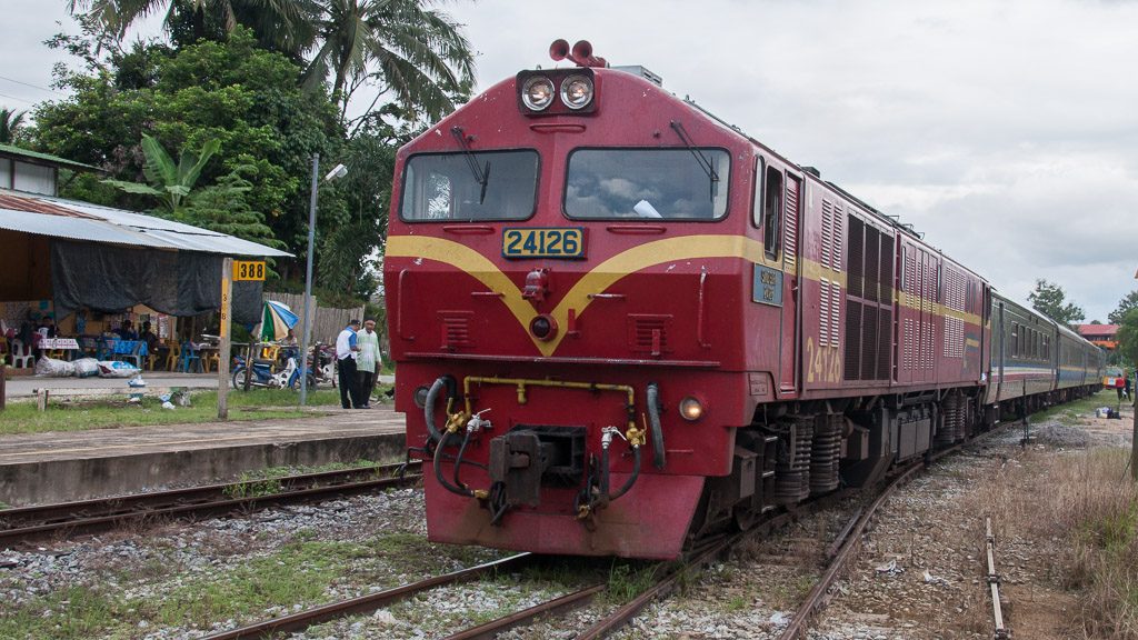 Zug im Bahnhof Dabong in Malaysia