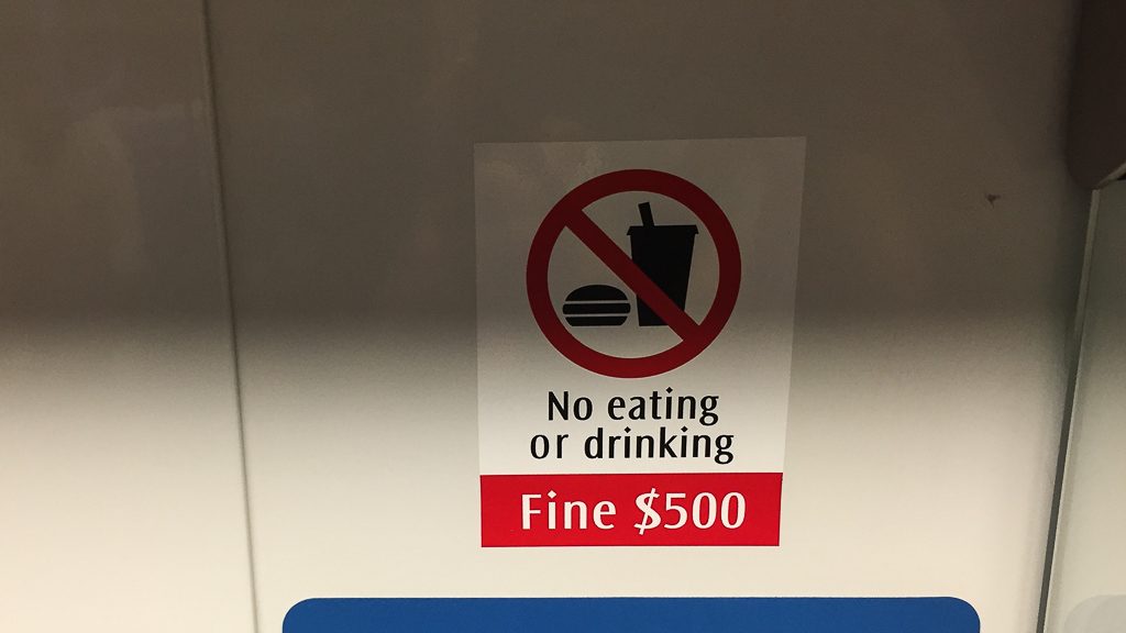 Essen und Trinken verboten - Schild in der MRT Singapur