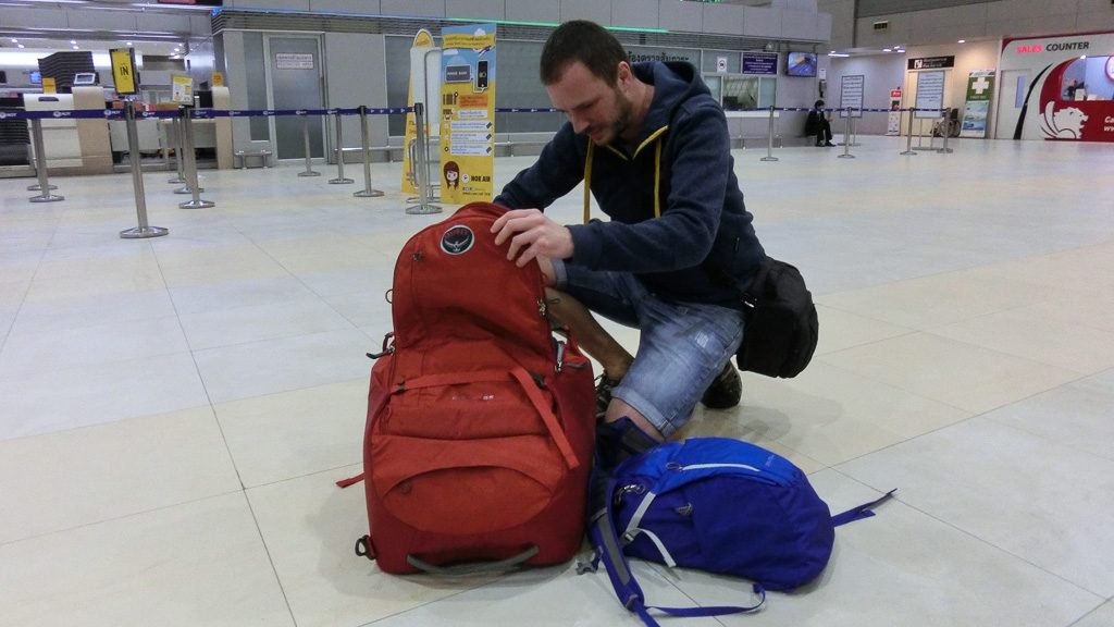 Suche und einfaches öffnen des Osprey Porter 65 Rucksack