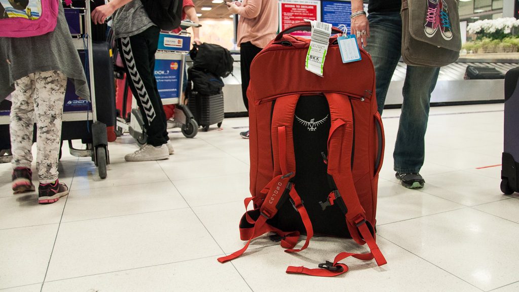 Osprey Porter 65 mit ausgeklappten Trägern