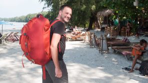 Gerhard Liebenberger mit Osprey Rucksack in Thailand