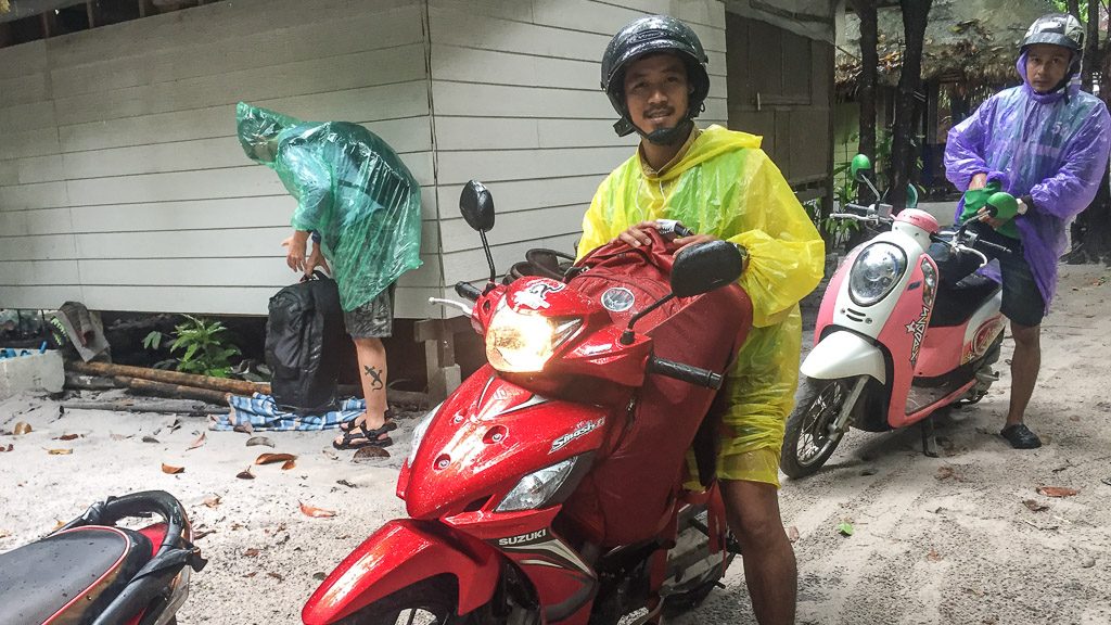 Osprey Porter 65 am Moped im Regen