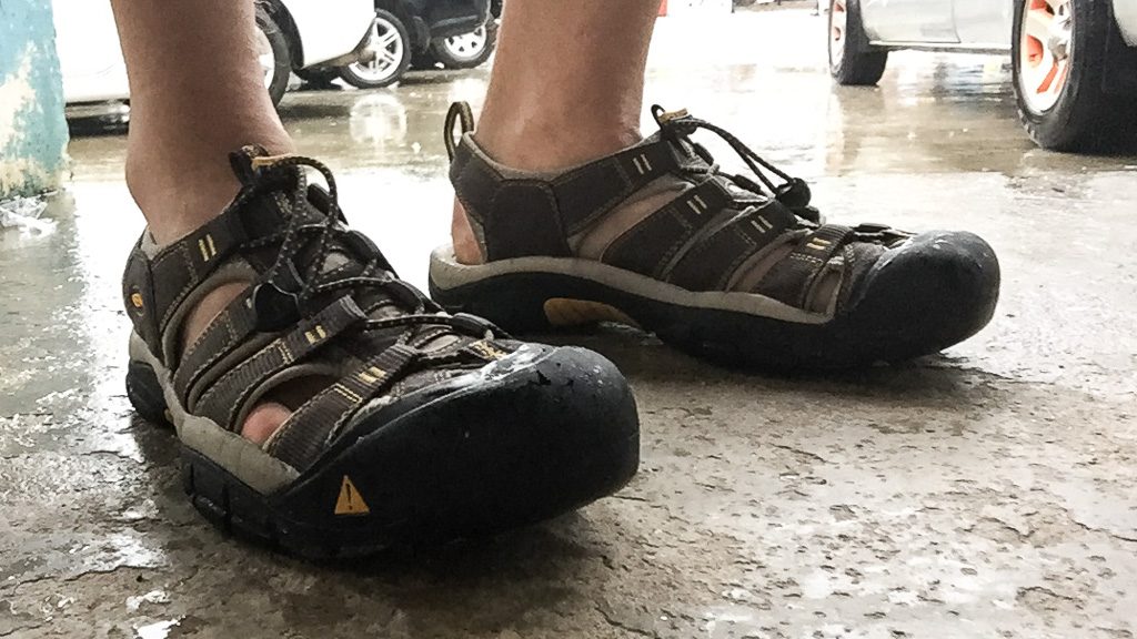 Keen Newport H2 Sandalen bei Regen in Südostasien