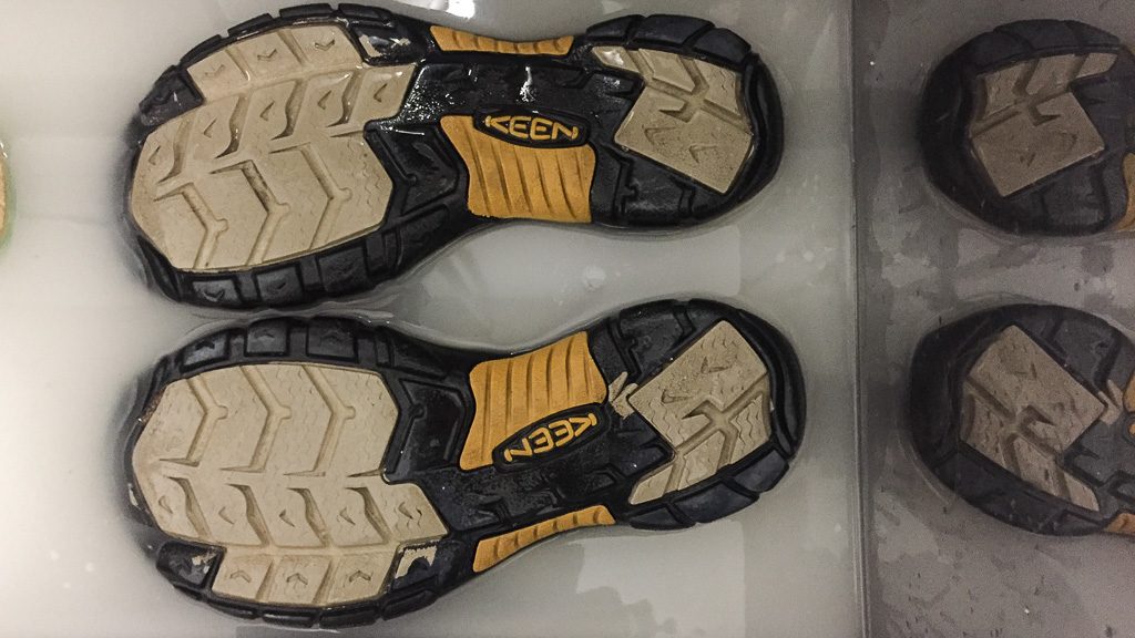 Keen Sandalen-Pflege im Wasserbecken