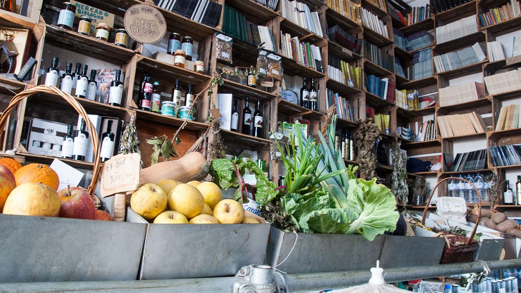 Bio-Markt und Bücherei in Óbidos