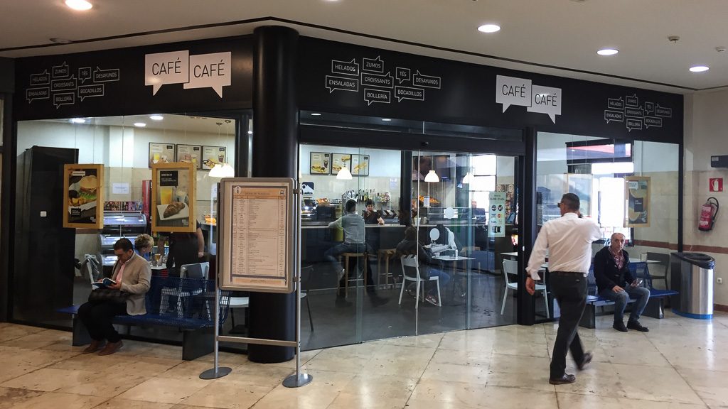 Café im Bahnhof Irun