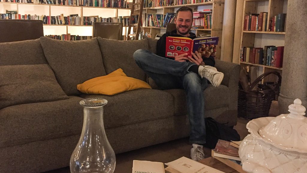 Andersreisender im Bücherhotel in Obidos