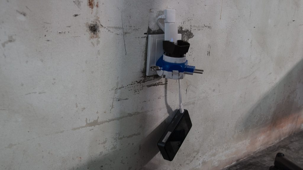 GlocalMe G2 an Adapter und Stecker in Malaysia