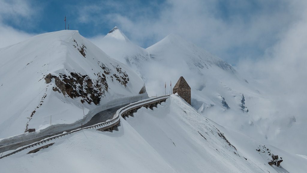 Großglockner Hochalpenstraße im Mai beim Fuschertörl