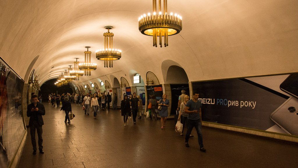 Ploscha Lva Tolstoh U-Bahn Station in Kiew