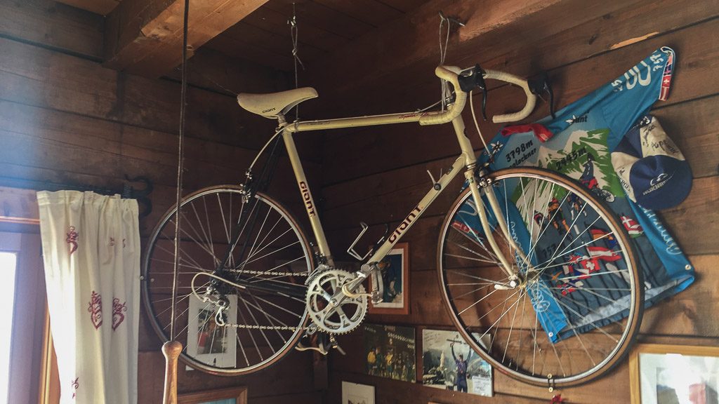 Restaurant Fuschertörl mit Fahrrad und Fahrradecke