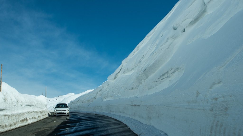 Schneewand entlang der Großglockner Hochalpenstraße