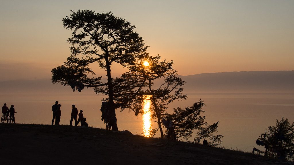 Sonnenuntergang am Kap Burhan mit Blick auf den Baikalsee