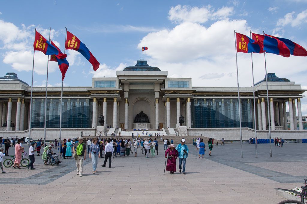 Naadam in Ulan Bator am Süchbaatar Platz vor dem Dschingis Khan Denkmal