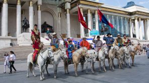 Reiter zu Naadam vor dem Dschingis Khan Denkmal