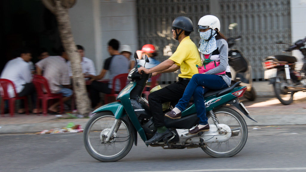 Damensitz am Moped in Vietnam