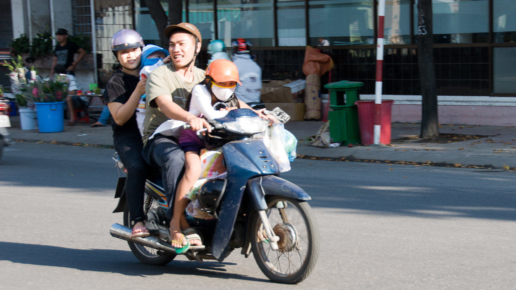 Familie am Moped in Vietnam