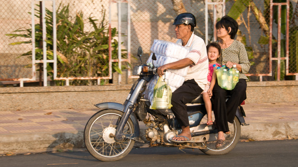 Kambodscha: Familie auf dem Moped