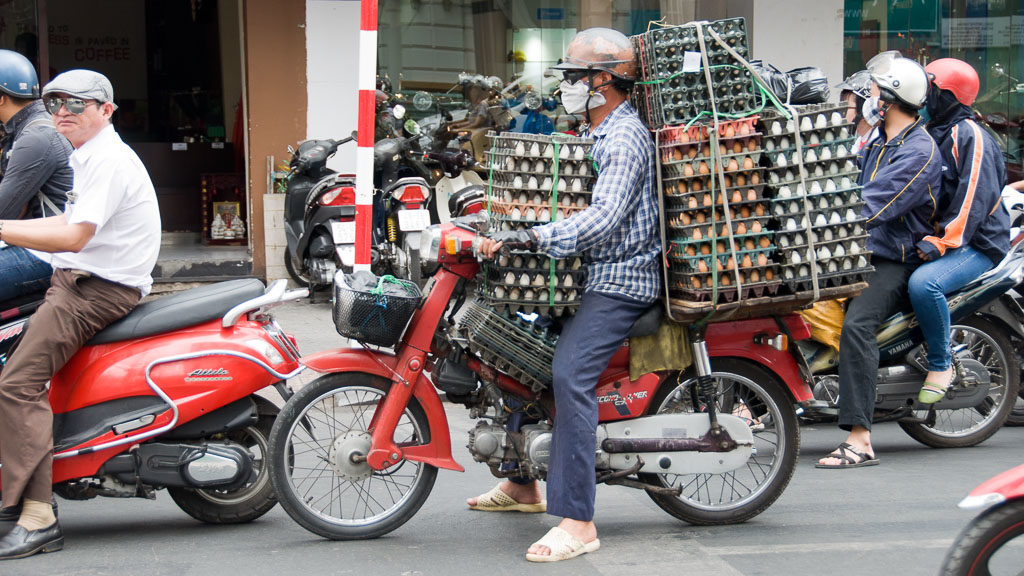 Eiertransport am Moped in Vietnam