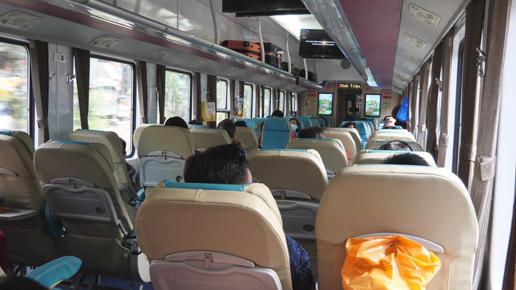 Softseater Waggon in einem Zug in Vietnam