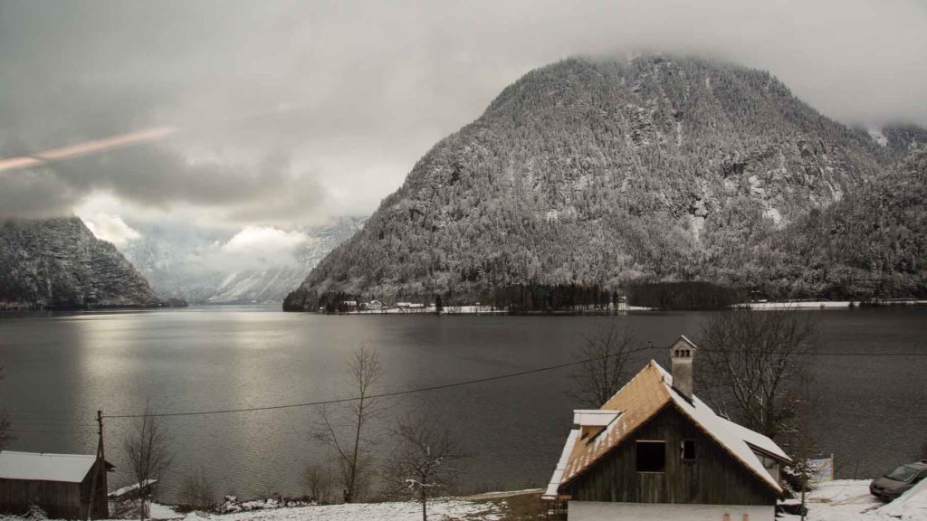 Blick aus dem Zug nach Hallstatt im Winter