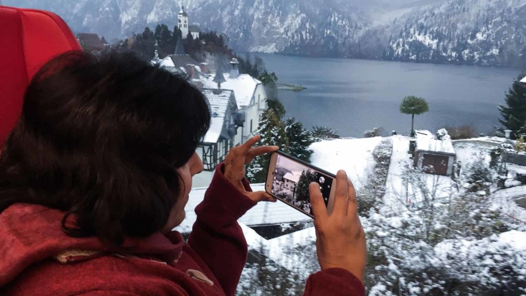 Blick aus dem Zug auf den Traunsee im Winter