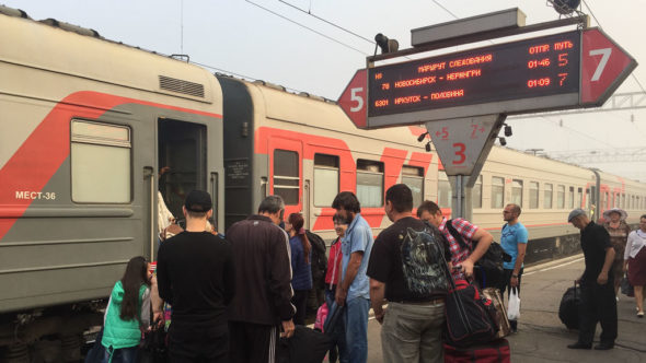 Anzeige der Russischen Eisenbahn am Bahnsteig mit Moskauer Zeit