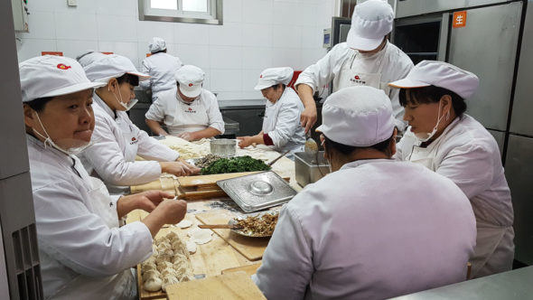 Herstellung von Baozi und Jiaozi in einer chinesischen Küche